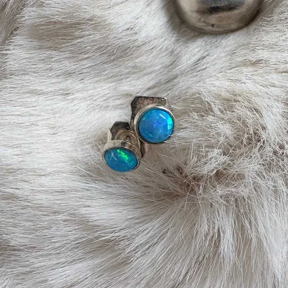 Hand Crafted Opals Set in Silver Pendant, Earrings & Smaller Studs - Picture 3 of 11